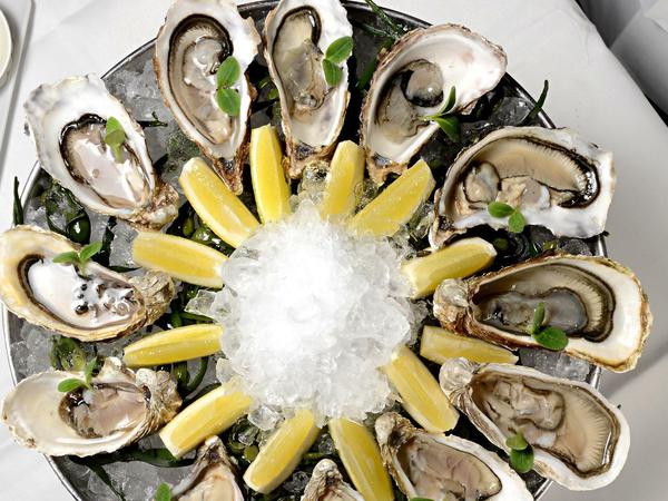 Im „La Perla“ gibt es Austern, Krabbencocktails und andere Köstlichkeiten.