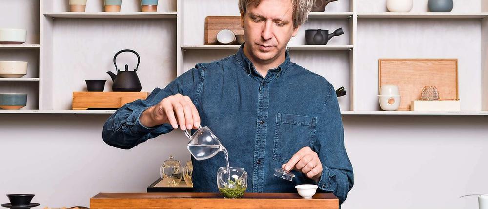 Jens DeGruyter von Paper and Tea weiß, wie man den Tee fachgerecht aufbrüht. 