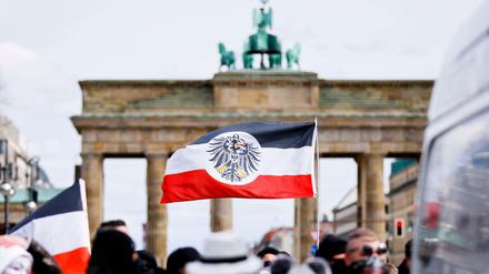 Teilnehmer an einer Demonstration von Rechtsextremisten und Reichsbürgern vor dem Brandenburger Tor.