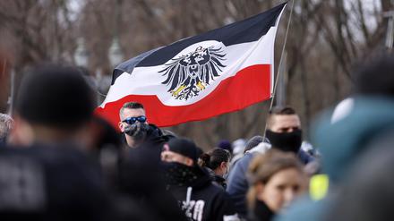Rechtes Gedankengut ist allgegenwärtig, auch in Berlin: Teilnehmer einer Demo am Brandenburger Tor.