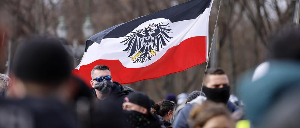 Demonstration von Rechtsextremisten und Reichsbürgern vor dem Brandenburger Tor