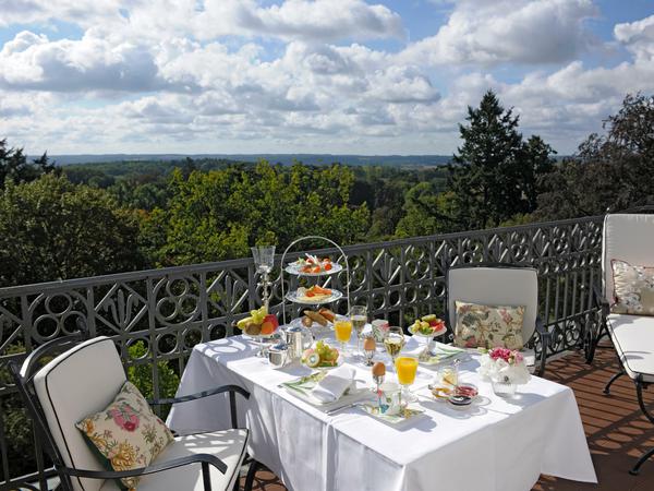 Bei schönem Wetter können Gäste auf der Terrasse frühstücken.