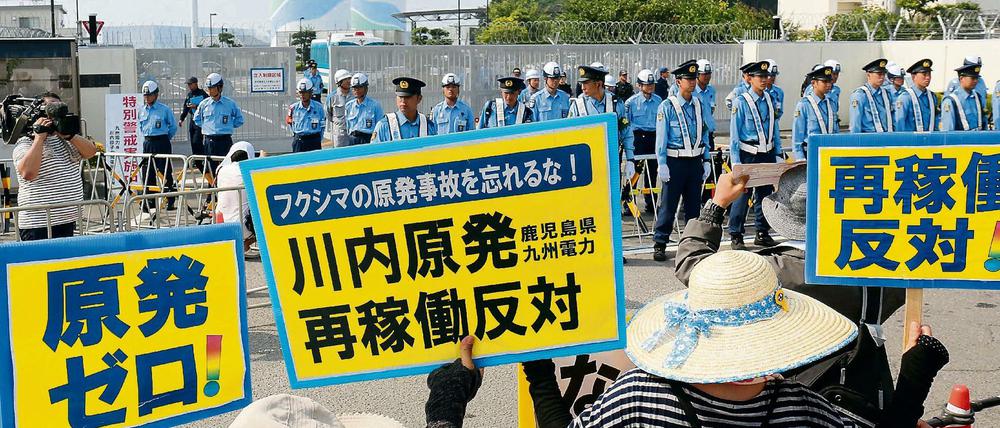 Demonstranten protestieren gegen die Wiederinbetriebnahme des Reaktors von Betreiber Kyushu Electric Power in Satsumasendai.