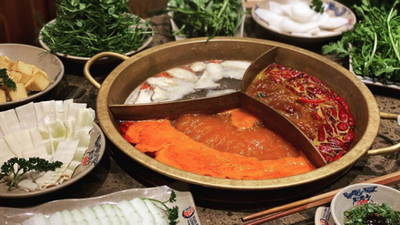 Drei Brühen, ein Topf: Hot Pot im Sichuan Restaurant Shoo Loong Kan.