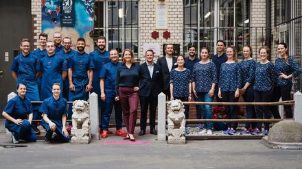 Schickte bis zu 1200 Gerichte am Tag mit seinem Lieferdienst "Fu Kin Great": Tim Raue und Team zum 10 jährigen Jubiläum seines Sternerestaurants in Kreuzberg