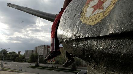 Gegenwärtige Geschichte. Vor dem Parlament in Tiraspol steht ein alter sowjetischer Panzer, Spielplatz und Erinnerung zugleich.