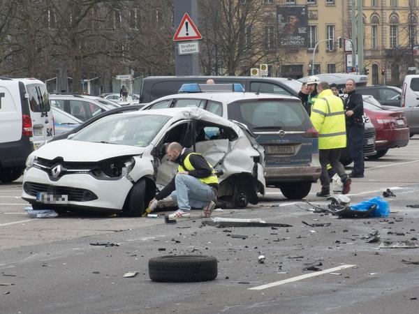 Ermittler am Unfallort in der Grunerstraße.