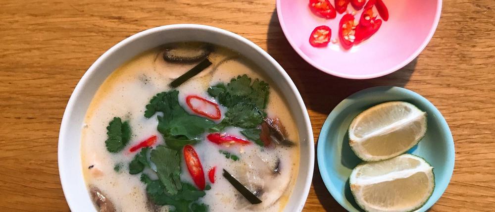 Schnell, scharf, heiß: die thailändische Suppe Tom Kha Gai mit Hühnerfleisch.