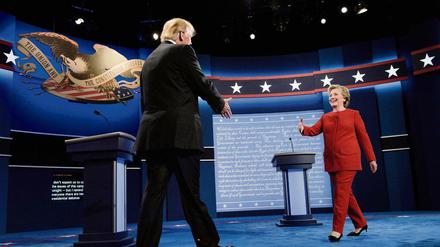 Formsache. Donald Trump und Hillary Clintons starteten freundlich. Im 90-minütigen TV-Duell an der Hofstra Universität auf Long Island blieb Clinton sachlich, Trump wurde pampig – was ihm trotzdem nicht schaden muss.