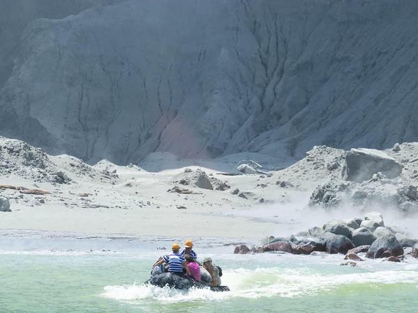 Wenige Minuten nach Beginn des Vulkanausbruchs retten Tour-Anbieter Menschen von der Ausflugsinsel White Island.