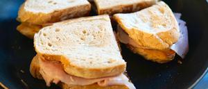 Funktioniert auch ohne Kontaktgrill oder Sandwichmaker: Tosta Mista mit Butter in der Pfanne gebacken