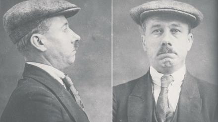 In London nimmt die Polizei 1923 einen Mann fest, der sich als Ret Marut ausgibt. Im Verhör gesteht er, Otto Feige zu sein.