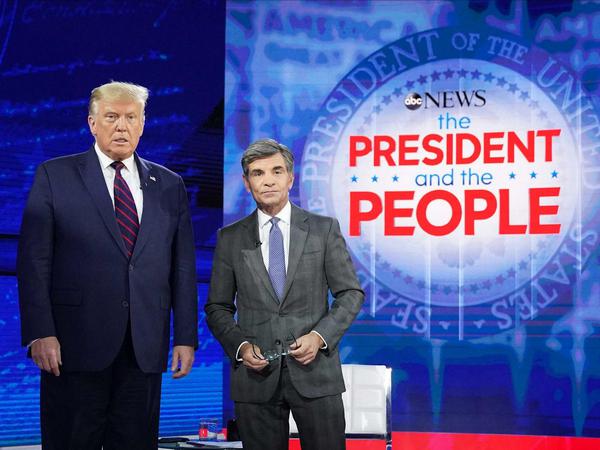 Town-Hall-Meeting: Donald Trump und ABC-Moderator George Stephanopoulos im National Constitution Center in Philadelphia.