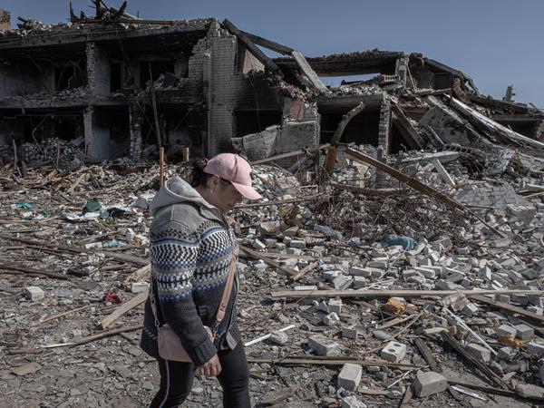 Die einzige Überlebende einer Familie läuft nach russischen Angriffen durch die Trümmer ihres Viertels Nowoseliwka in der Stadt Tschernihiw.