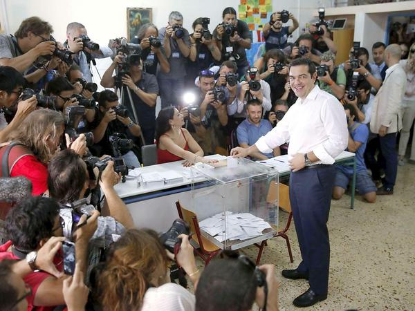 Auf ihn blickt heute ganz Europa: Alexis Tsipras bei der Stimmabgabe.