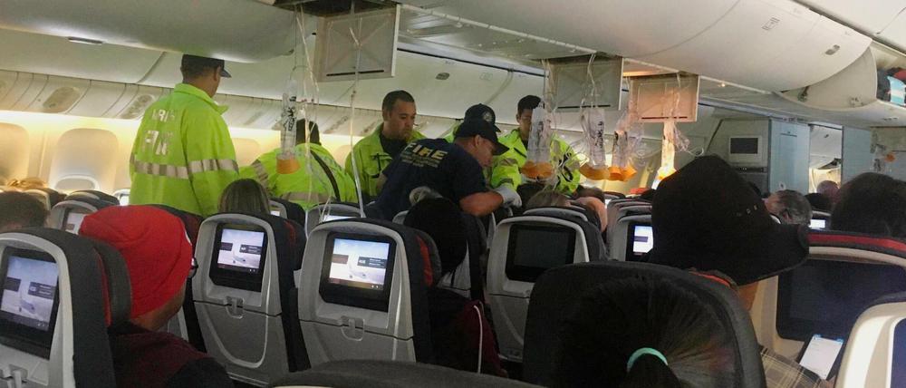 Das von der Band Hurricane Fall zur Verfügung gestellte Foto zeigt Einsatzkräfte in dem Flugzeug.
