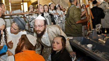 Einsturz einer Synagoge in Jerusalem: Helfer kümmern sich um Verletzte