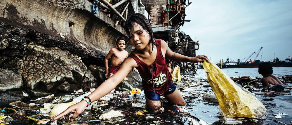 Das erstplatzierte Foto des Fotografen Hartmut Schwarbach zeigt Kinder in Manila, die Plastikflaschen aus einer verdreckten Bucht sammeln.