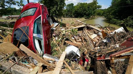 Ein Auto steckt in den Trümmern einer weggespülten Brücke in Waverly, Tennessee. 