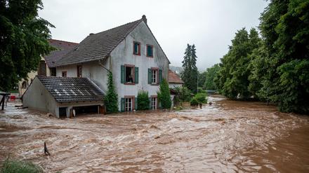 Die Kyll ist in Erdorf in Rheinland-Pfalz über die Ufer getreten und hat Teile des Dorfes geflutet.