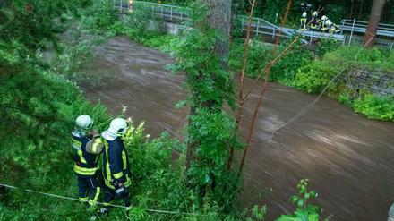 Feuerwehrleute suchen am Steinbach im sächsischen Jöhstadt nach einer vermissten Person.