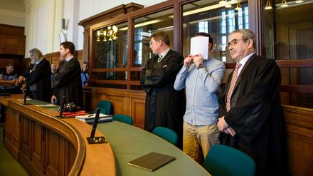 Die Angeklagte Hamdi H. (2.v.r) und Marvin N. (5.v.r, halb verdeckt) stehen im Landgerichtes Berlin zwischen ihren Anwälten. 