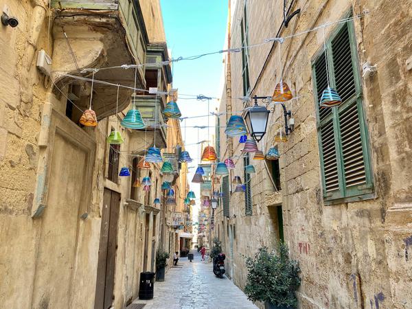 Straße in Valletta, die mit Glasbläserkunst geschmückt ist.