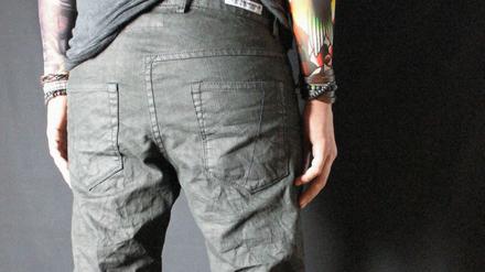 Typische Merkmale der Jeans von Versuchskind: Falten und eine asymmetrische Passe.