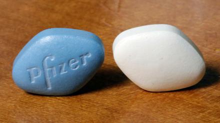 Die Viagra Pille von Pfizer (l) und die generische Variante des Tochterunternehmens Greenstone "sildenafil citrate". 
