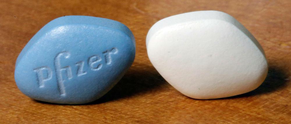 Die Viagra Pille von Pfizer (l) und die generische Variante des Tochterunternehmens Greenstone "sildenafil citrate". 