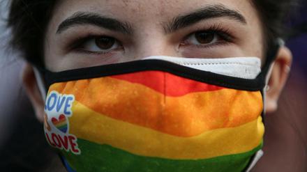 Eine Demonstrantin in der Türkei trägt bei einer Kundgebung gegen Gewalt an Frauen vor dem Internationalen Frauentag einen Mund-Nasen-Schutz