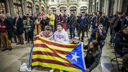 Anhänger der Unabhängigkeitsbewegung in Katalonien warten am 21.12.2017 in Barcelona (Spanien) auf die Wahlergebnisse. 