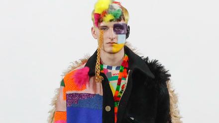 Modecollage. Viele Materialien, Muster und Farben verwendete Walter Van Beirendonck für den Mantel.