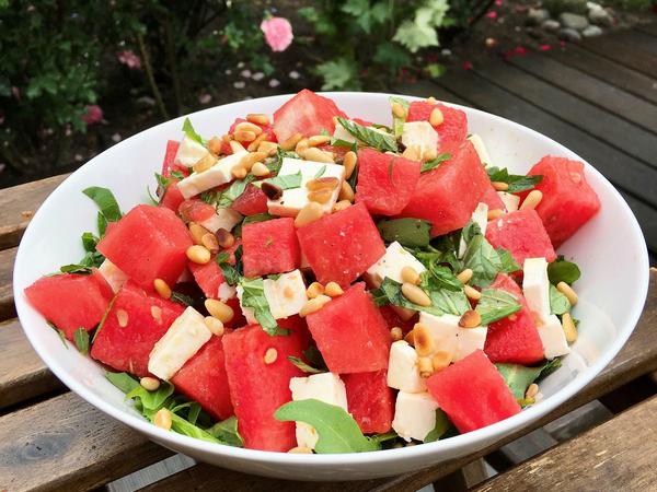 Wassermelone ist eine Allroundwaffe gegen Hitze und Deydrierung, hier kommt sie herzhaft als Salat mit Feta