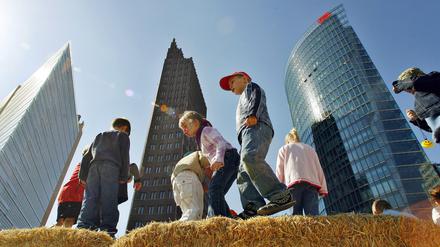 Eltern in Berlin wünschen sich mehr Spielgelegenheiten für die Kinder in der Stadt. Hier beim Weltkindertag am Potsdamer Platz.