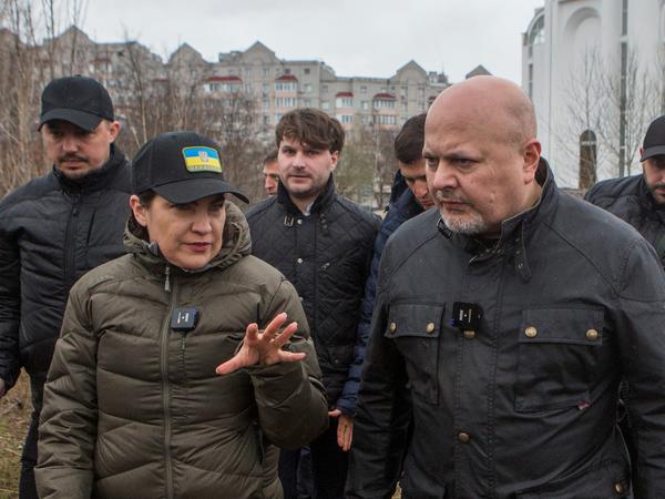 Die ukrainische Generalstaatsanwältin Iryna Wenediktowa und der Chefankläger des Internationalen Strafgerichtshofs Karim Khan besuchen ein Massengrab in Butscha.