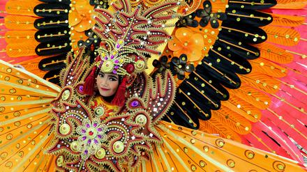 Traditionell geschmückt wirbt diese Frau für Indonesien als Reiseziel.
