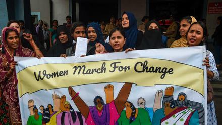 Frauen in Mumbai protestieren gegen die in Indien weit verbreitete Gewalt gegen Frauen und Mädchen. 