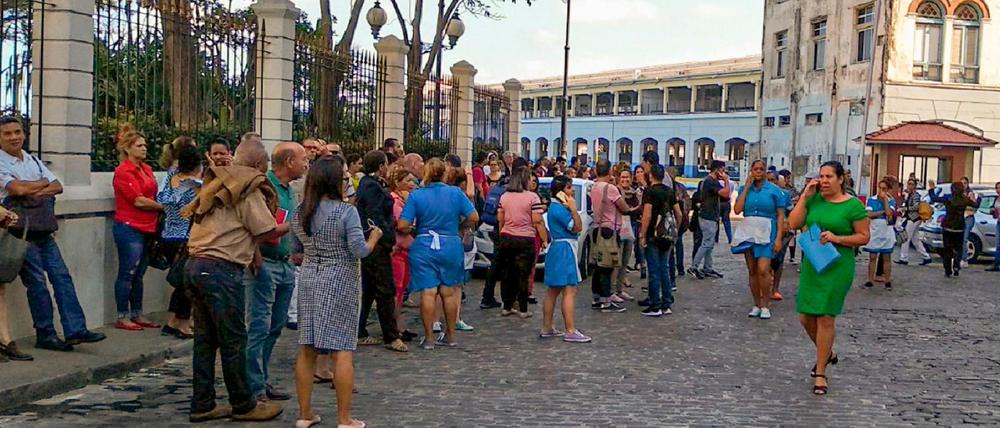 Menschen stehen am Lonja del Comercio in Havanna zusammen. 