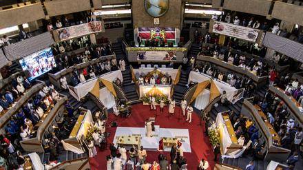Gläubige versammeln sich im Kenya International Conference Center während eines interreligiösen Gebets. MARCO LONGARI / AFP)