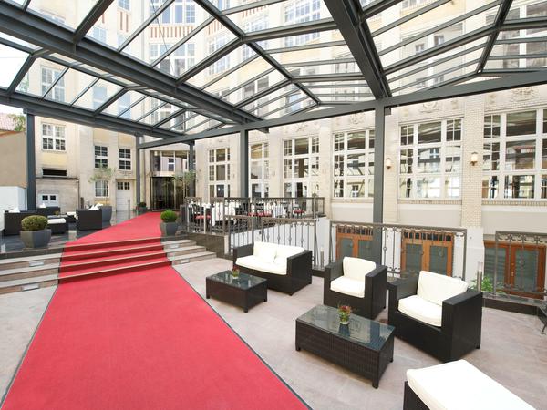 Das Hotel versteckt sich in einem überdachten Hof mit rotem Teppich. In der glitzernden Lobby dudelt Jazzmusik.