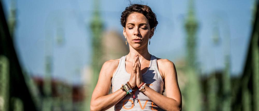 Viele Yogakurse enden traditionell mit einer kurzen Meditation.