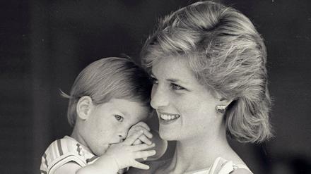Prinzessin Diana und ihr Sohn Harry auf einer Aufnahme aus dem August 1988.