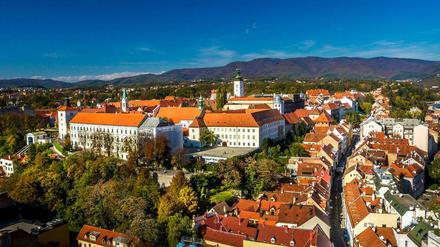 Blick auf die alte Oberstadt und den Hausberg von Zagreb, den Bärenberg.