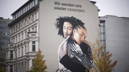  Berlin, Mural der Zalando-Holiday-Kampagne „Wir werden uns wieder umarmen“  