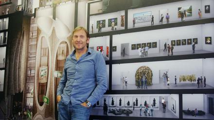 Jochen Zeitz, im Hintergrund ein Entwurf des Zeitz Museum for Contemporary Art Africa (MOCAA), das 2017 in Kapstadt eröffnen soll. 