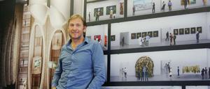 Jochen Zeitz, im Hintergrund ein Entwurf des Zeitz Museum for Contemporary Art Africa (MOCAA), das 2017 in Kapstadt eröffnen soll. 