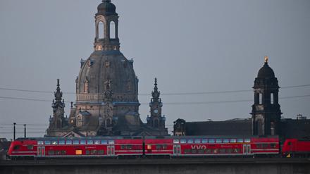 Romantische Bahnfahrt durch Dresden.