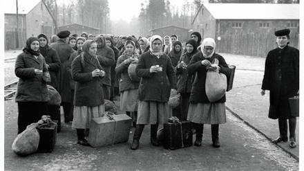 Zwangsarbeiterinnen bei ihrer Ankunft in Berlin-Wilhelmshagen im Jahr 1942.