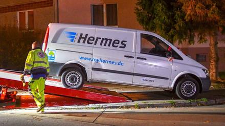 Der Transporter, in dem einer der Hermes-Mitarbeiter tot aufgefunden wurde, wird abtransportiert.